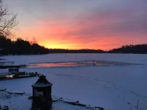 Balsam Brilliance, Modern Lake Home. - Carden