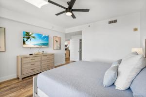 Luxurious 4 Bedroom Condo! Gulf Views! Sleeps 10 & Easy Beach Access! by Dolce Vita Getaways PCB