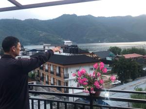 Hotel Lake Journey