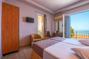 Triple Room with Sea View room in Castella Beach