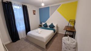 Gillingham Home - Sleeps 4 - Comfort & Convenience