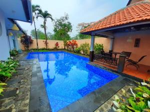 Villa batu malang swimming pool