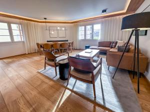 Chic Alpine Elegance: Designer Retreat in Samedan