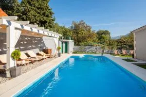 Holiday Home Mamita - Heated pool - Grabovac