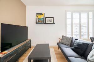 les LOFTS de SAINT CLAIR Un balcon à TOULON CENTRE VILLE, marché provençal, 4CH avec bureau et connexions WIFI haut débit, CLIM, 5 smart TV, 2 salles deau, 2WC, 8 PAX max, tout à pied