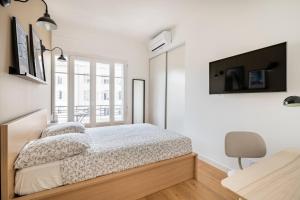 les LOFTS de SAINT CLAIR Un balcon à TOULON CENTRE VILLE, marché provençal, 4CH avec bureau et connexions WIFI haut débit, CLIM, 5 smart TV, 2 salles deau, 2WC, 8 PAX max, tout à pied