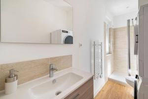 les LOFTS de SAINT CLAIR Un balcon à TOULON CENTRE VILLE, marché provençal, 4CH avec bureau et connexions WIFI haut débit, CLIM, 5 smart TV, 2 salles deau, 2WC, 8 PAX max, tout à pied