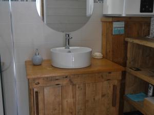 Maisons de vacances Maison cosy avec jardin, centre de Sauzon, 200m du port, 3 chambres, WiFi, terrasse et barbecue - FR-1-418-211 : photos des chambres