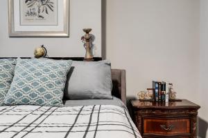 E2 Centrally located in Carytown fully fenced