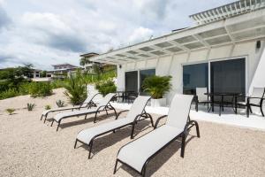 AYLA C - new, cozy Ocean view Studio in Flamingo