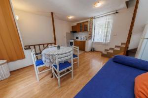 Apartments by the sea Kastel Luksic, Kastela - 21921