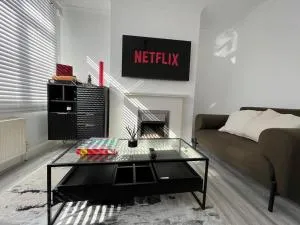 Seaforth Apartments 2 Bedroom Apartment with Parking and Garden by RockmanStays - Great Wakering