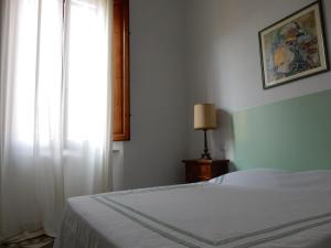 Habitación con cama extragrande y vistas al jardín