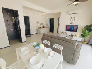 Infinity Pool, Georgetown, Up to 11 Pax, 2 Bedrooms, 2 Bathrooms, 2 Car Parks by Star Home