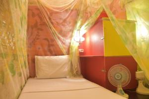 Giường Đơn Trong Phòng Nghỉ Tập Thể Cho Cả Nam Và Nữ (Single Bed in Mixed Dormitory Room)