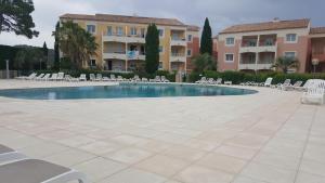 CHARMANT APPARTEMENT T2 VUE SUR PISCINE