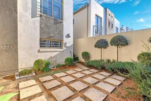 Modern Two Bed Townhouse with pool