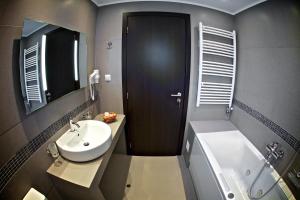 Deluxe Suite with Fireplace and Spa Bath (2 Adults & Children)