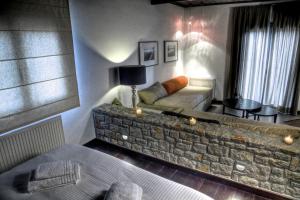 Deluxe Suite with Fireplace and Spa Bath (2 Adults & Children)