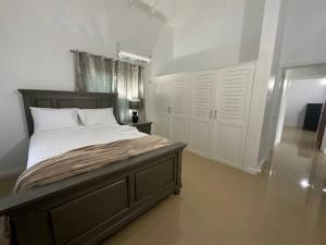 Tropical Villa at Lakeside View