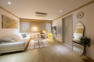 Free pick-up, 4 Beds, near Gangnam, Hongdae, Subway 8 mins, Spacious