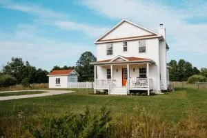 TC Farmhouse - A quiet country home - Lake Ann