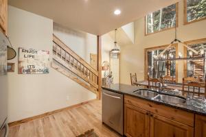 Fall River Retreat - Monthly Long-Term Vacation Rental townhouse