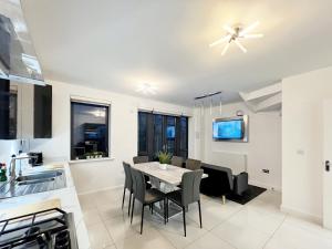 Modern Beautiful 5 bed -Sleeps 13 - Free Parking