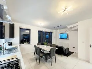 Modern Beautiful 5 bed -Sleeps 13 - Free Parking - Chipstead