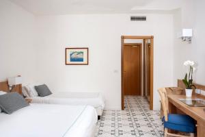 Triple Room with Balcony room in Grand Hotel Vesuvio