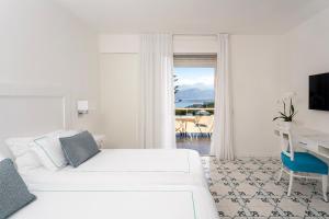 Superior Double or Twin Room with Sea View room in Grand Hotel Vesuvio