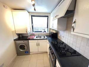 Lovely Two-bed Apt