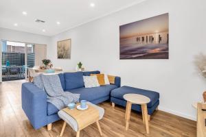 Oceanside at Christies Beach - Contemporary Comfort