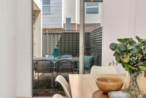 Oceanside at Christies Beach - Contemporary Comfort