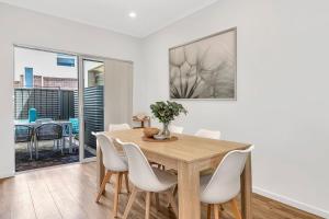 Oceanside at Christies Beach - Contemporary Comfort