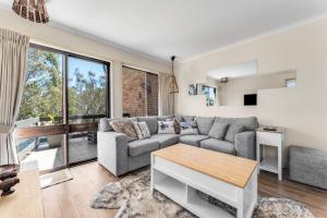 Lakeside Townhouse - 2BR Modern Townhouse l Lake Views l Balcony l Walking Distance To Town