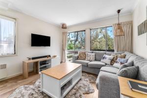 Lakeside Townhouse - 2BR Modern Townhouse l Lake Views l Balcony l Walking Distance To Town