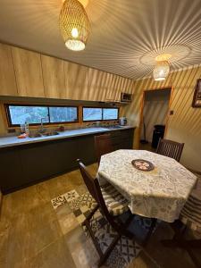 Cabaña, quincho, piscina y hermosas estrellas