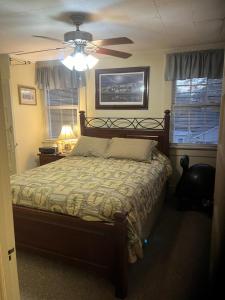 Charleston, SC themed - PRIVATE 1 QUEEN BED 1 BATH APARTMENT 2 FUTONS THAT FOLD OUT FLAT TO SLEEP ON & LEATHER LOVE SEAT GAS LOGS IN LIVING ROOM FULL KITCHEN POKER BUMPER POOL TABLE CONVENIENTLY LOCATED IN COLUMBIA SOUTH CAROLINA 1 QUEEN BED & 2 SOFA