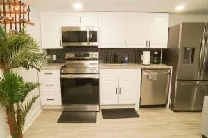 1 Bed 1 Bath Suite - Tuxedo Colony