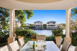 Extravagant waterfront home! - Willow Vale