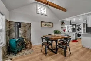 Pet-Friendly Cozy Midtown Cabin Retreat - Gibbs