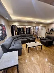 Rosa Black 2BR Suite with Hot Tub, Gym & Office - El-Basâtîn