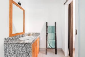 Stylish Three Bedroom Villa Near Atlas Beach Club & Beach.