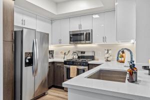 Luxury 2BDR with Parking & Pool - Marina del Rey