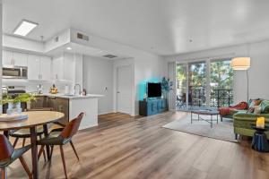 Luxury 2BDR with Parking & Pool - Marina del Rey