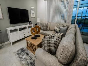 Pacific Brand New 5BR TH Pool in Windsor Island