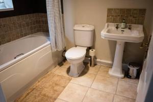 4 Bed House Sleeps 9 Free Parking