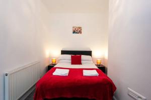 4 Bed House Sleeps 9 Free Parking