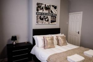 4 Bed House Sleeps 9 Free Parking